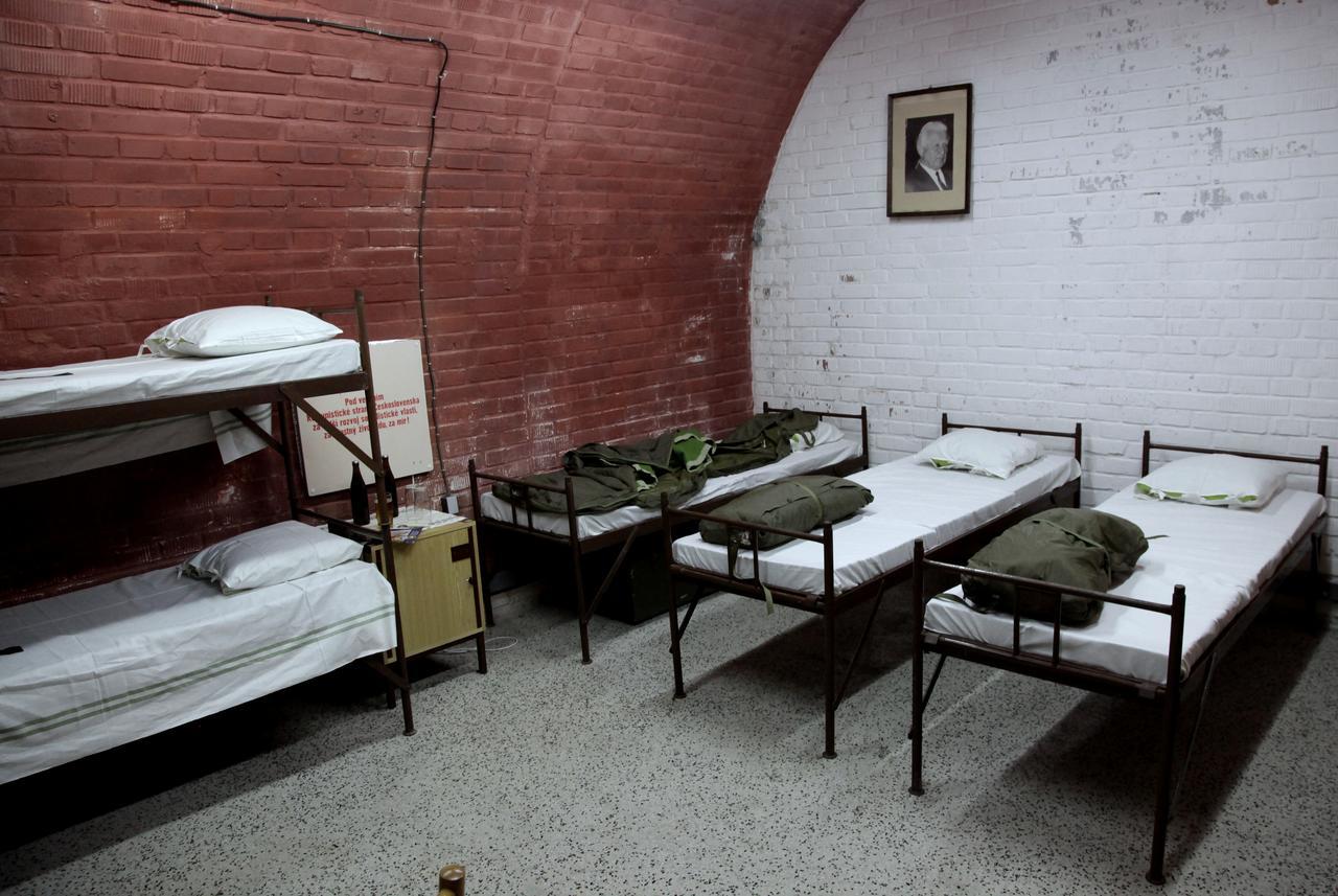 10-z Bunker Hostel *